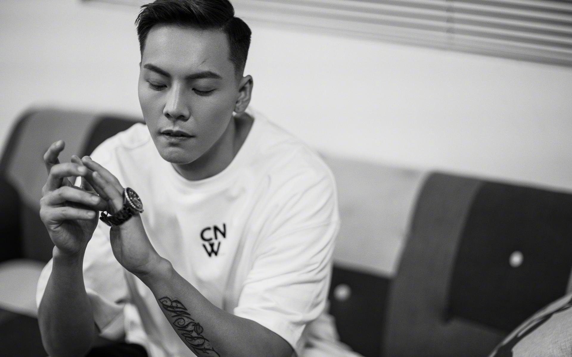 AYX体育-德甲火热：拜仁慕尼黑连续五场不败领跑联赛，拜仁慕尼黑阵型2021