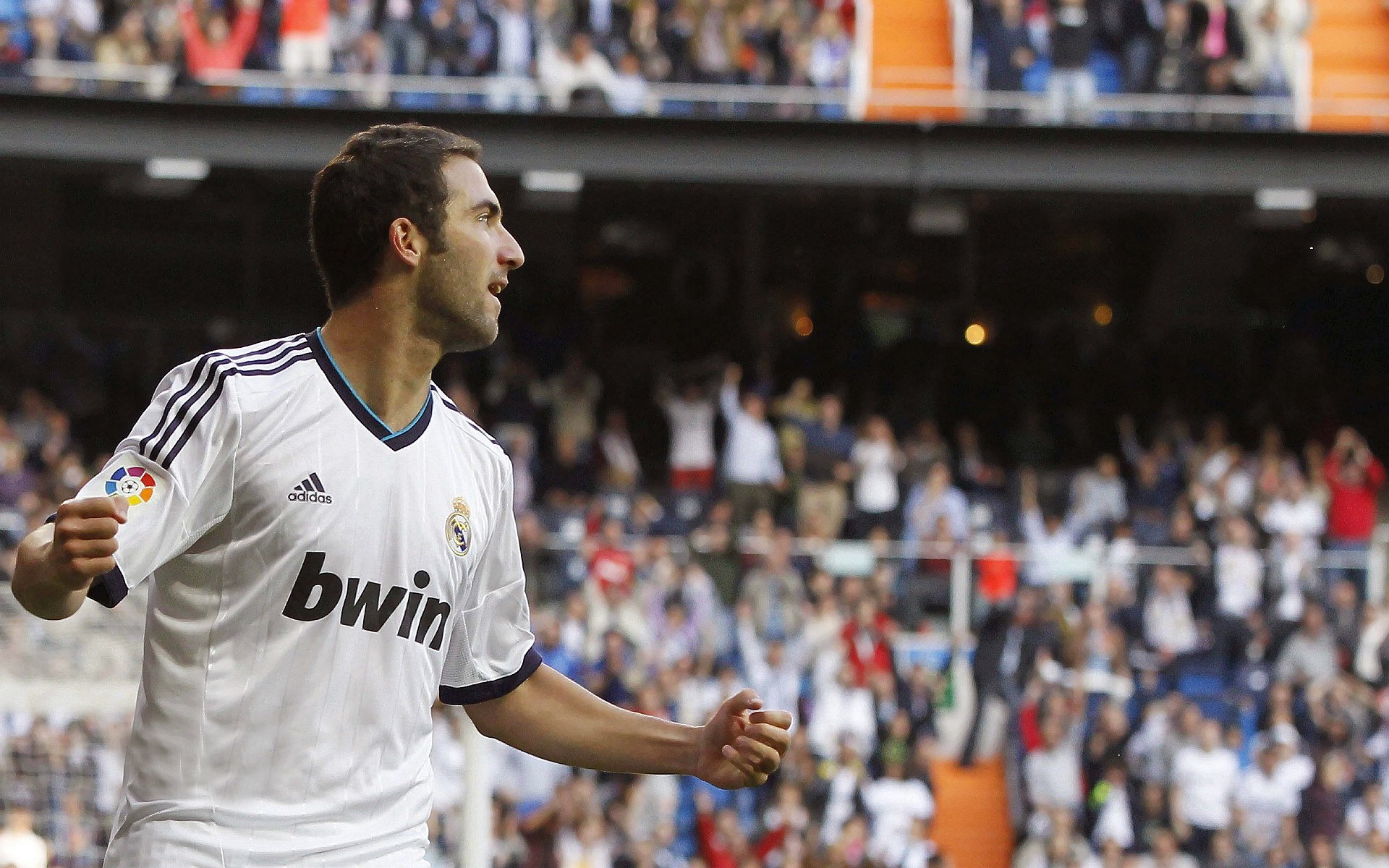 球迷公投选出最受欢迎球星,榜单引发争议与讨论,球员投资